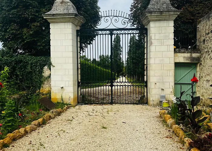 Château De La Thibaudière Bois Savary - Familiale Du Roi Bed & Breakfast 3*